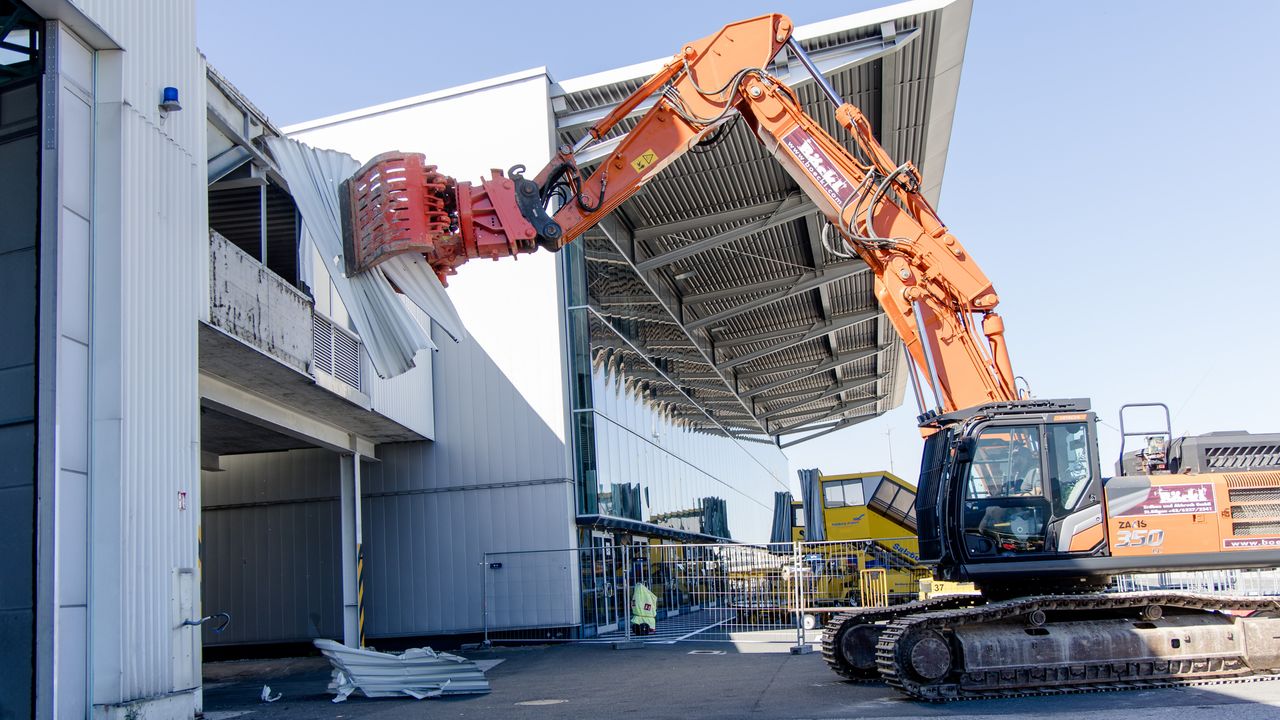 Abriss Hangar 2 schafft Platz für die Terminalerweiterung